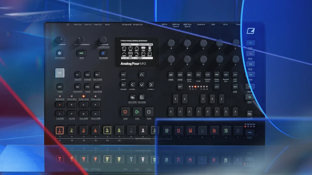Elektron Analog Four MKII のイラスト(実機を参考に作成)。黒い金属筐体、上部にノブ列とディスプレイ、下部に光るトラックボタンが並ぶ