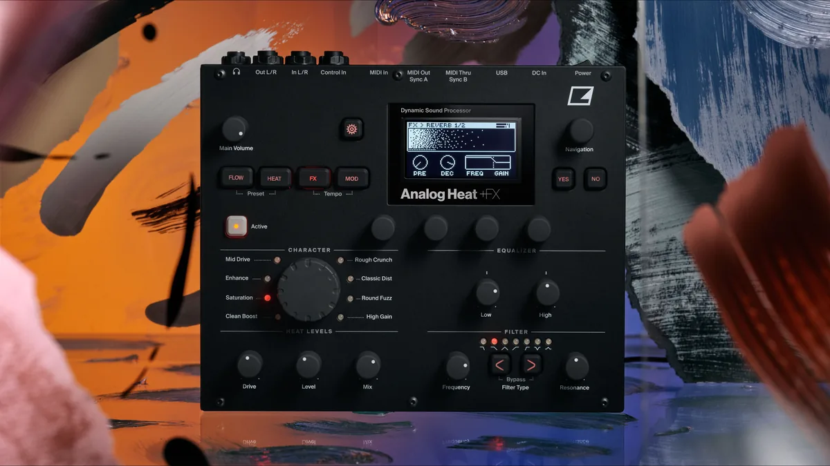 Elektron Analog Heat +FXの正面写真。黒い筐体に大きなノブとボタン群、中央に小さなディスプレイ（画像: Elektron）