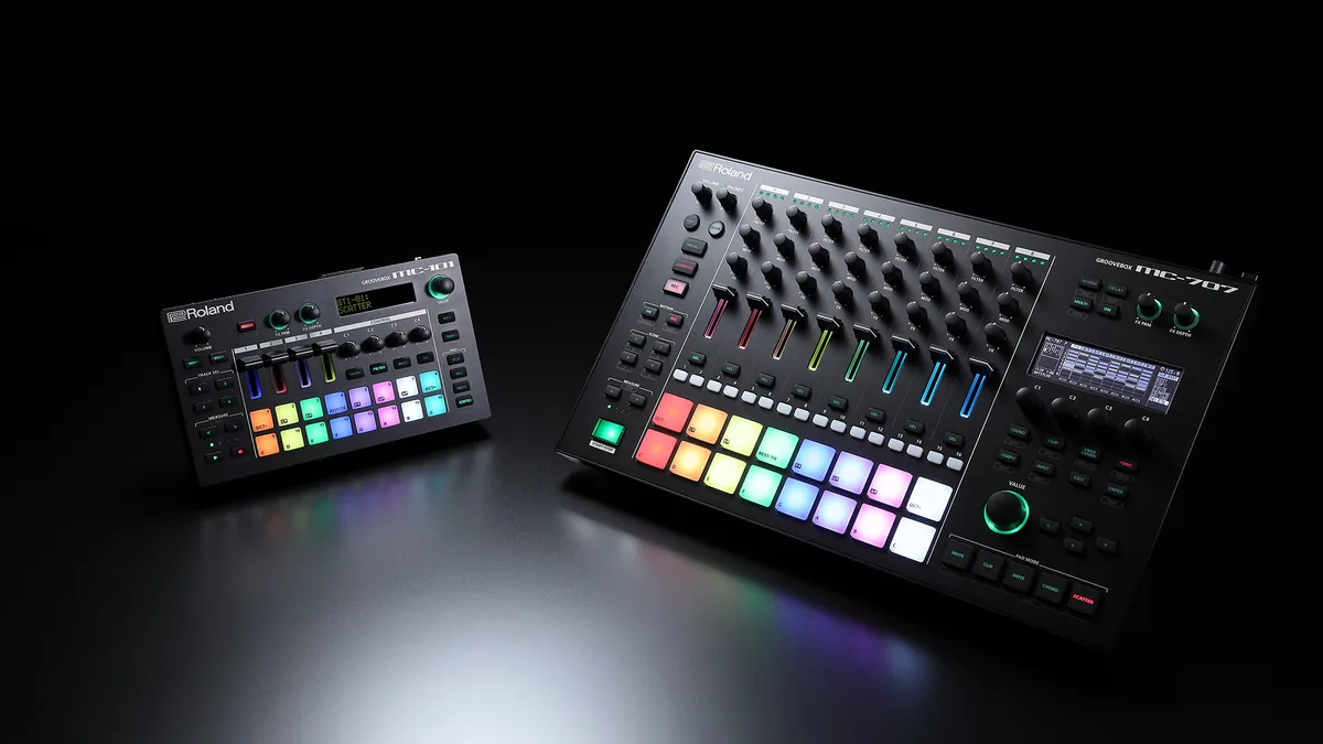 Roland MC-101とMC-707の写真。パッドが多色に光る(画像提供: ローランド)