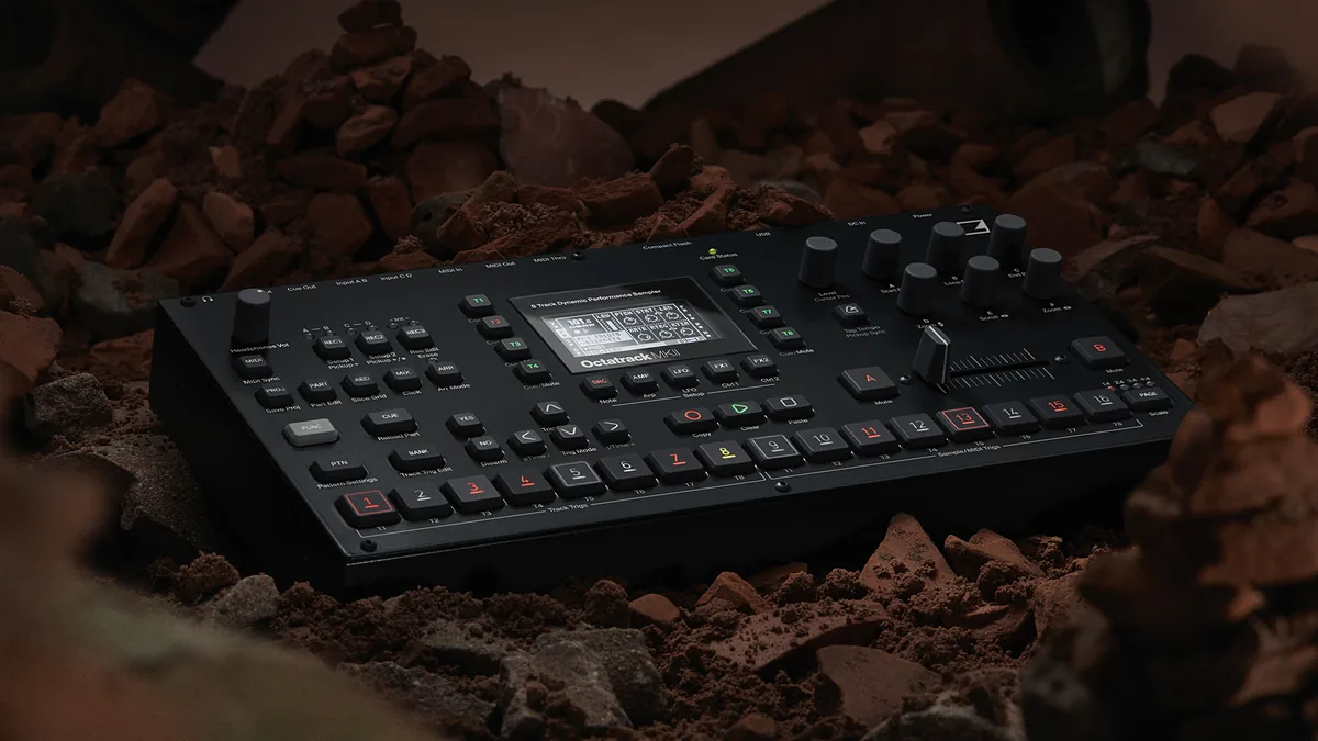Elektron Octatrack MKIIの写真。岩の上に置かれた黒い筐体(画像: Elektron)
