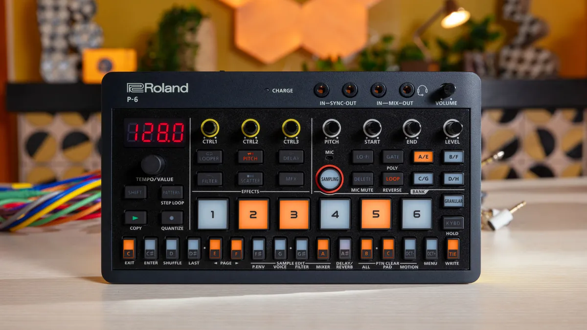 Roland AIRA Compact P-6の写真（画像提供: ローランド）。黒い小型サンプラー、左に赤い数字表示、中央に黄色いリングのノブと6つの大きなパッド、下段に16のステップボタン