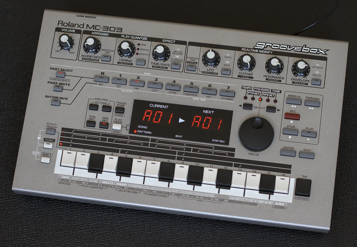 Roland MC-303の正面写真。パッドとノブ、小さなディスプレイを備えた1996年発売のグルーヴボックス