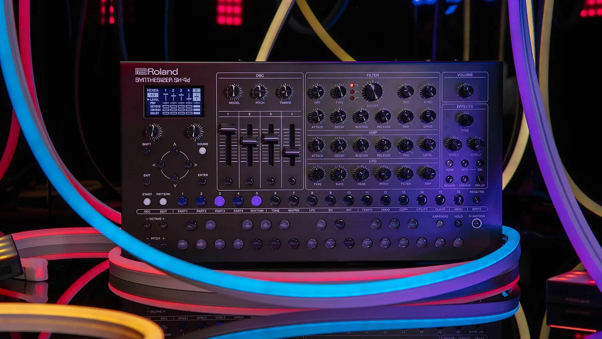 Roland SH-4dの写真（画像提供: ローランド）。黒い卓上シンセ、上部にノブとスライダー、下段に16のステップボタンとキーボードボタン