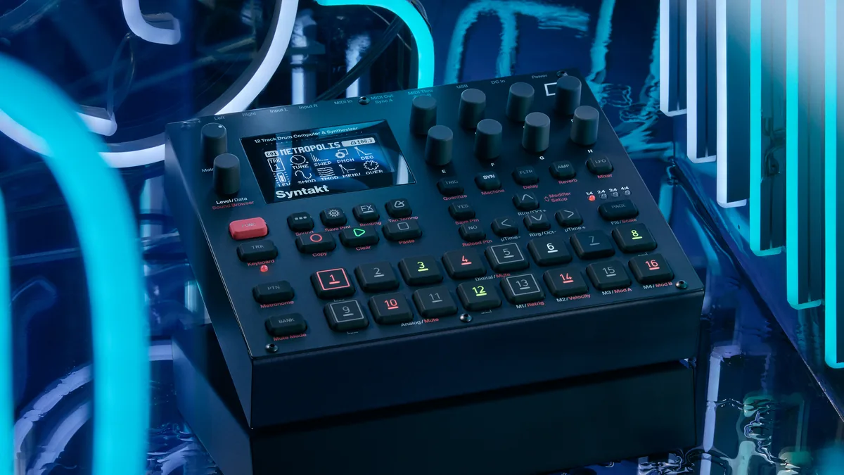 Elektron Syntaktの写真。青いネオンの中に置かれた黒い筐体(画像: Elektron)