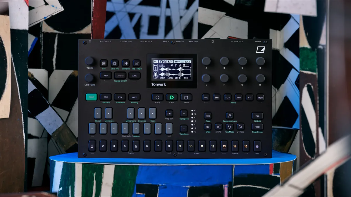 Elektron Tonverkの正面写真。黒い筐体に緑のFUNCボタン、中央のディスプレイ、16のトラックボタン(画像: Elektron)