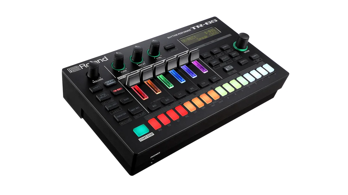 Roland TR-6Sの斜め上からの写真。色分けされたフェーダーとボタン(画像提供: ローランド)
