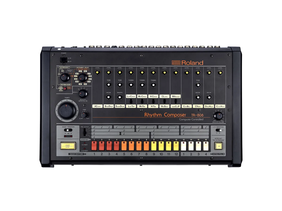 Roland TR-808 Rhythm Composer の正面写真。上部にレベルノブが並び、下部に16個のステップボタンが一列に並ぶ